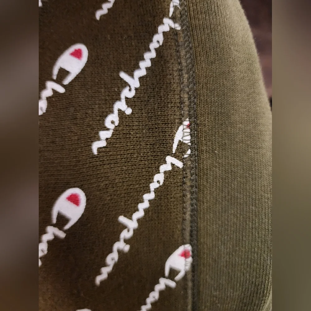 Preowned Champion,‎ size medium, men's pullover crew sweatshirt - Picture 8 of 8